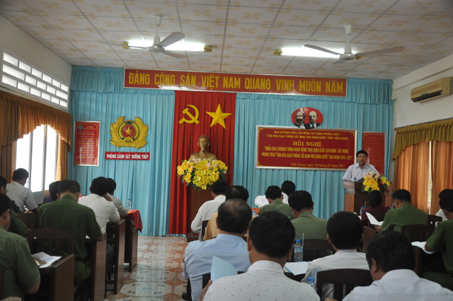 Ông Nguyễn Thành Công, Phó Gia1m đốc Sở Giao thông vận tải, Phó Trưởng Ban Chỉ đạo Cuộc vận động phát biểu thảo luận hội nghị.