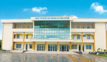 Nhà thi đấu đa năng huyện Cái Bè có tổng diện tích 7.825 m2 được UBND tỉnh đầu tư xây dựng với tổng kinh phí 30 tỷ đồng, hoàn thành xây dựng giai đoạn I vào đầu tháng 3-2016.