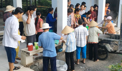 Phát cháo và sữa đậu nành cho bệnh nhân vào mỗi sáng.