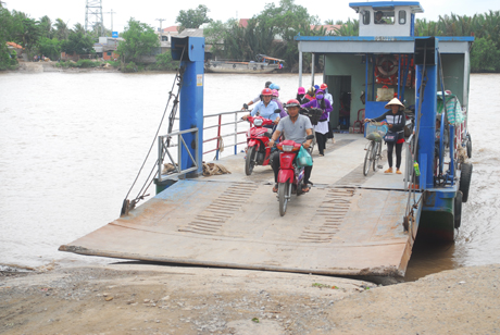 Phà Bến Lở đang khai thác hiện nay.