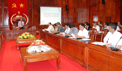 Ông Nguyễn Văn Hiếu trao đổi tại hội nghị.