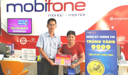 Ông Đặng Quốc Trung, Giám đốc Mobifone Tiền Giang trao 1 chỉ vàng cho chị Tuyết.