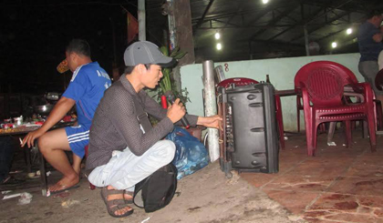 Hằng đêm, được đem lời ca tiếng hát phục vụ cho mọi người là một hạnh phúc của những người làm nghề hát rong.