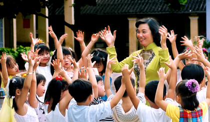 Bảo đảm quyền được học hành và vui chơi của trẻ em. Ảnh: Huỳnh Ngọt