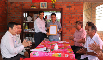 Lliên đoàn Lao động tỉnh trao Mái ấm Công đoàn cho anh Nguyễn Tuấn Anh, công đoàn viên Công đoàn cơ sở xã Bình Trưng (huyện Châu Thành)