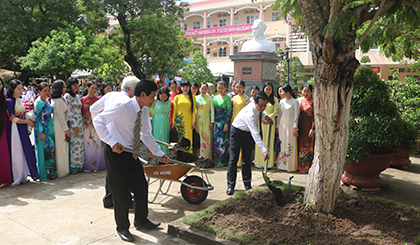 Ông Lê Hồng Quang cùng BGH Trường THPT Trương Định, trồng cây lưu niệm tưởng nhớ Anh hùng dân tộc Trương Định.
