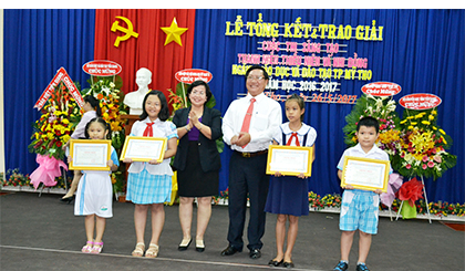 Lãnh đạo TP. Mỹ Tho và lãnh đạo Sở GD&ĐT tỉnh trao giải nhất cho các em tại buổi Lễ trao giải