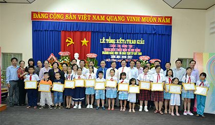 Đại biểu chụp ảnh lưu niệm cùng các em học sinh