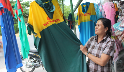 Các điểm bán áo mưa ven đường đang hút khách.