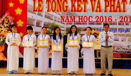 Trao thưởng cho học sinh.