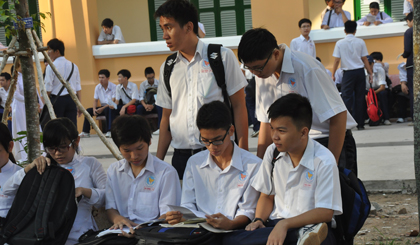 Học sinh lớp 12 tập trung ôn tập kiến thức. Ảnh: MC