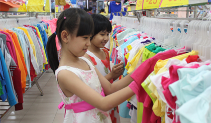 Quần áo được nhiều người lựa chọn làm quà tặng trong Ngày Quốc tế Thiếu nhi.