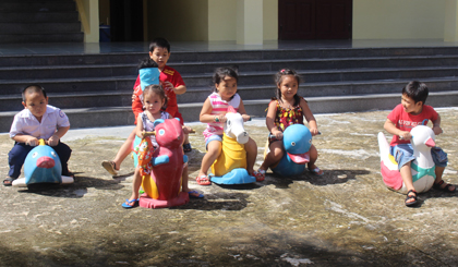 Nhờ sự quan tâm, chia sẻ của cả nước, điều kiện vui chơi, giải trí của trẻ em đã được thu hẹp so với đất liền.