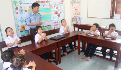 “Ngày qua ngày, đêm qua đêm, chúng tôi đứng đây gìn giữ quê hương. Biển này là của ta, đảo này là của ta, Trường Sa”! - Học sinh trường tiểu học Song Tử Tây hát vang bài Khúc quân ca Trường Sa.