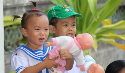 Những đôi mắt long lanh, hồn nhiên khi các em nhận được món đồ chơi từ đất liền.