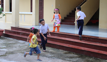 Ở ngoài kia, biển có thể không bình yên, các anh vẫn đêm ngày nắm chắt tay súng. Tuy nhiên, các em nhỏ luôn có một cuộc sống bình yên, hồn nhiên và bền bỉ như cành cây ngọn cỏ của Trường Sa.