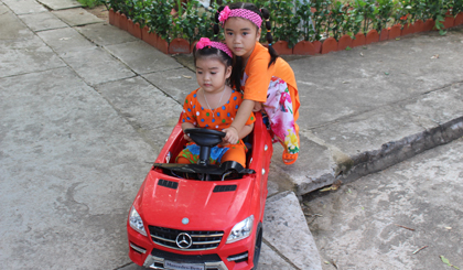 Em Nguyễn Phan Ngọc Hân ( ngồi trên xe) được sinh ra và lớn lên tại đảo Sinh Tồn. Gia đình vẫn hay thường gọi Hân là Trường Sa.