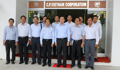 Ông Lê Văn Hưởng, Chủ tịch UBND tỉnh (người đứng thứ 3 hàng đầu từ phải sang) thăm và làm việc với Công ty cổ phần chăn nuôi C.P. Việt Nam - Chi nhánh Tiền Giang
