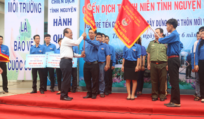 Ông Trần Thanh Đức, Phó Chủ tịch UBND tỉnh, trao cờ ra quân cho các đơn vị tham gia chiến dịc TNTN hè năm 2017.