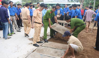 Đoàn viên, thanh niên tham gia thực hiện công trình thanh niên cấp tỉnh lót đan trụ sở ấp văn hóa - ấp 2, xã Đạo Thạnh, TP. Mỹ Tho.