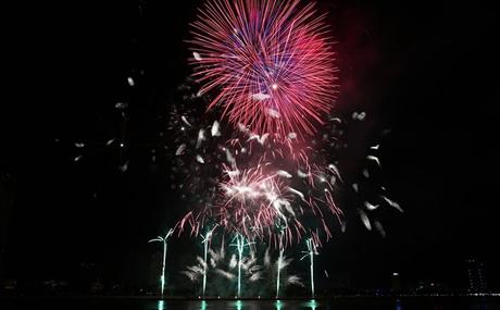 Những màn pháo hoa rực rỡ đưa khán giả về cội nguồn của ngũ hành, hướng đến một cuộc sống tươi đẹp. Ảnh: VGP/Lưu Hương