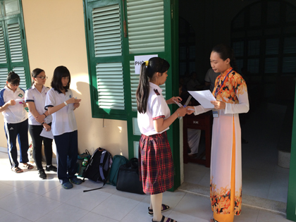 TS được giám thí gọi tên vào phòng thi