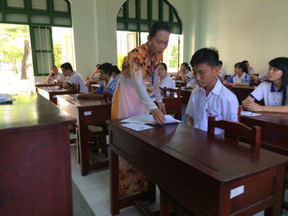 Giám thị hướng dẫn TS điền thông tin vào giấy làm bài