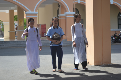 Những TS đầu tiên rời khỏi phòng thi