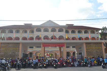 Phụ huynh đứng trước cổng trường chờ rước con