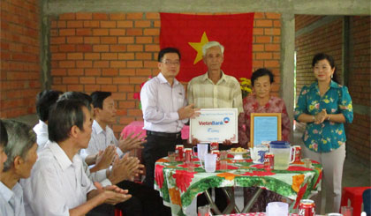 Bàn giao nhà cho bà Võ Thị Huân (ngụ ấp 6, xã Long Trung, huyện Cai Lậy).