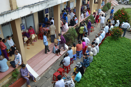 Đông đảo người dân đã có mặt từ rất sớm.