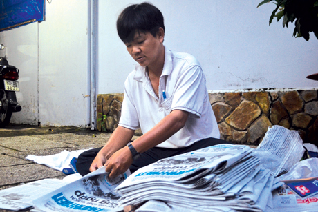 Những “sứ giả thông tin” đang say sưa làm việc để kịp thời đưa những thông tin mới nhất đến bạn đọc.