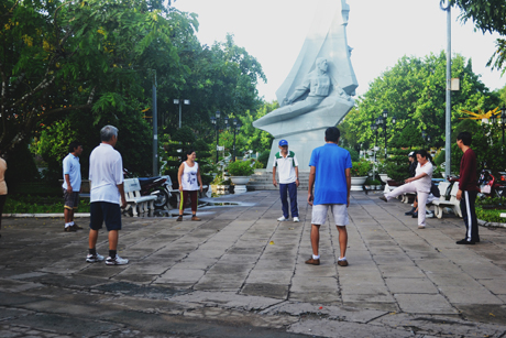 Đá cầu là môn thể thao khá phổ biến vào buổi sáng.