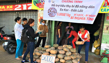 Đông đảo người dân ủng hộ chương trình.