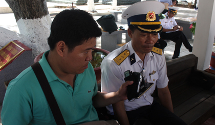 Phóng viên Tuấn Nam, Đài Tiếng nói Việt Nam đang tác nghiệp.