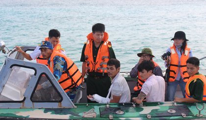 Các phóng viên theo tàu ra cứu ngư dân gặp nạn vào đảo cứu chữa.