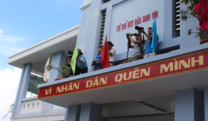 Các phóng viên tác nghiệp tại đảo Sinh Tồn.