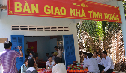 Trao nhà do Báo Ấp Bắc vận động tài trợ. Ảnh: Như Lam
