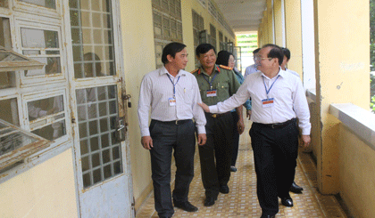 Đoàn kiểm tra làm việc tại trường THCS Long Định