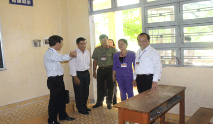 Ban chỉ đạo kỳ thi kiểm tra phòng thi tại Trường THCS Long Định