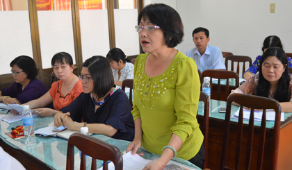 Đóng góp ý kiến tại buổi sơ kết.