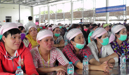 Công nhân Công ty TNHH Dệt len Ecoway nghe thông tin tuyên truyền về an toàn vệ sinh lao động, phòng, chống cháy nổ.