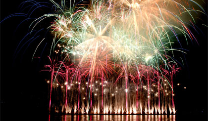 Phô diễn những kỹ thuật trình diễn pháo hoa đẳng cấp của mình, đội Martarello SRL (Italy) trở thành đội xuất sắc nhất, chinh phục được Ban giám khảo và khán giả Đà Nẵng, giành giải Nhất. Ảnh: VGP/Hồng Hạnh