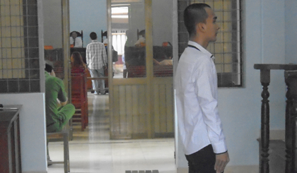  Bị cáo Trần Văn Hậu đứng trước vành móng ngựa.