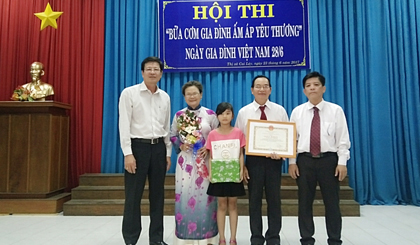 Trao thưởng Hội thi “Bữa cơm gia đình ấm áp yêu thương” tại TX. Cai Lậy.
