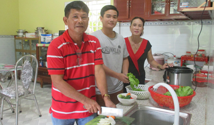 Chú Hoàng và cô Hồng cùng con trai quây quần bên nhau chuẩn bị bữa cơm gia đình.