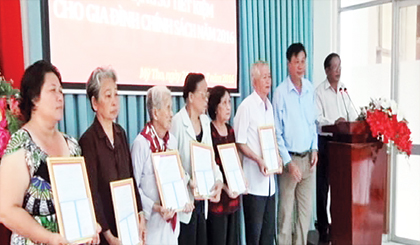 Trao tặng sổ tiết kiệm cho gia đình chính sách năm 2016.