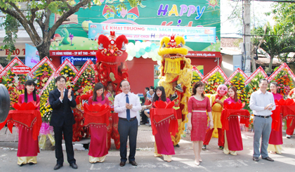 Ông Trần Thanh Đức cùng lãnh đạo Công ty Sách và Thiết bị trường học tỉnh cắt băng khai trương Nhà sách.
