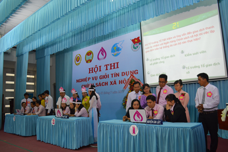 Các thí sinh dự thi phần thi trắc nghiệm.