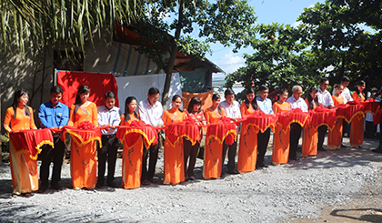 Các đại biểu cắt băng khánh thành tuyến đường ống dẫn nước sinh hoạt có chiều dài hơn 2 km.